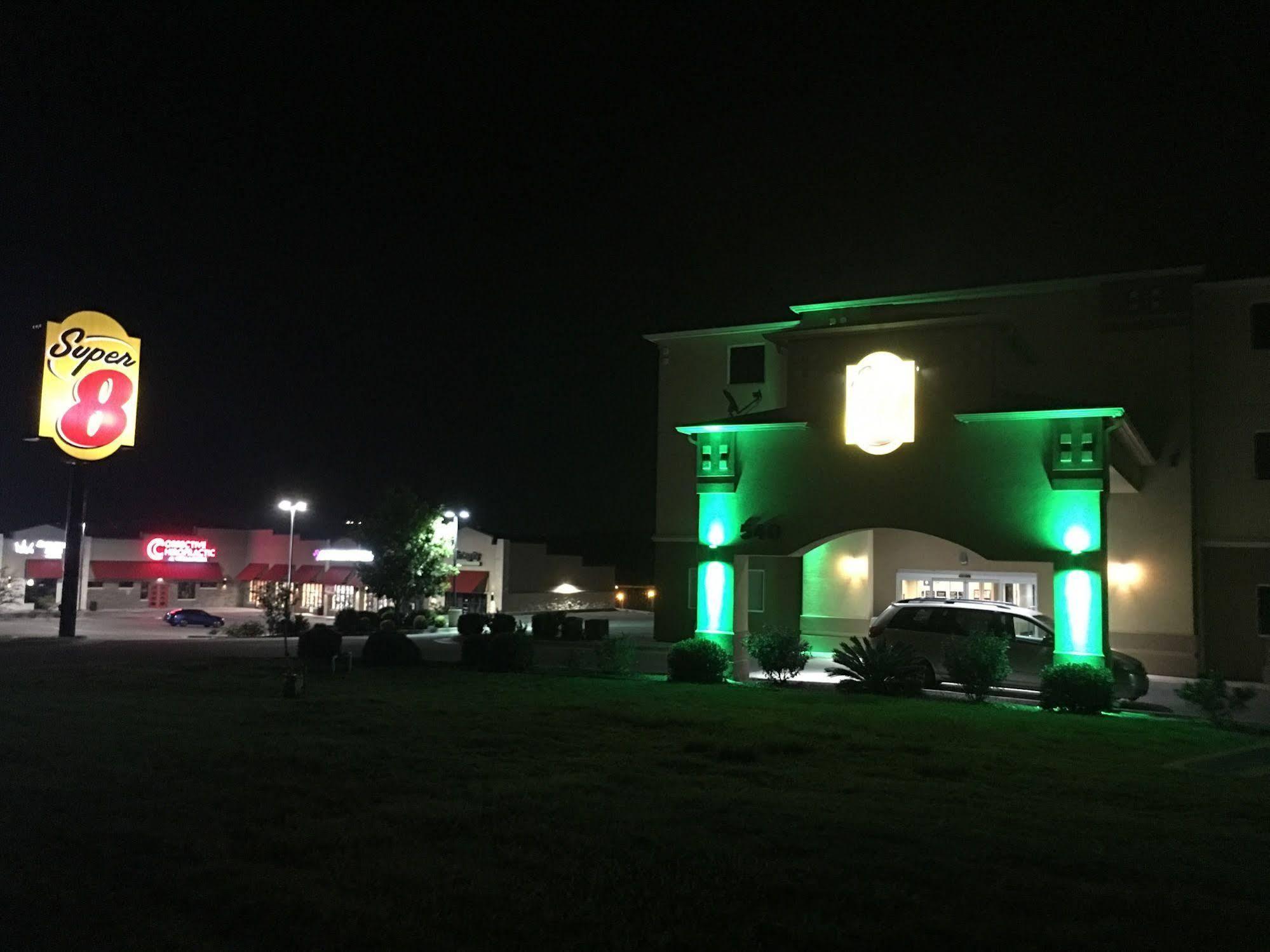 哈克高地基林速8酒店 外观 照片